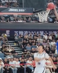 开云体育下载-惨遭大帽后愣在原地！邓超逐帧分析视频@库兹马：这是干扰球吧？